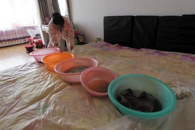 永兴楼上漏水，住户失联，小区没物管，业主维权难！律师来支招……